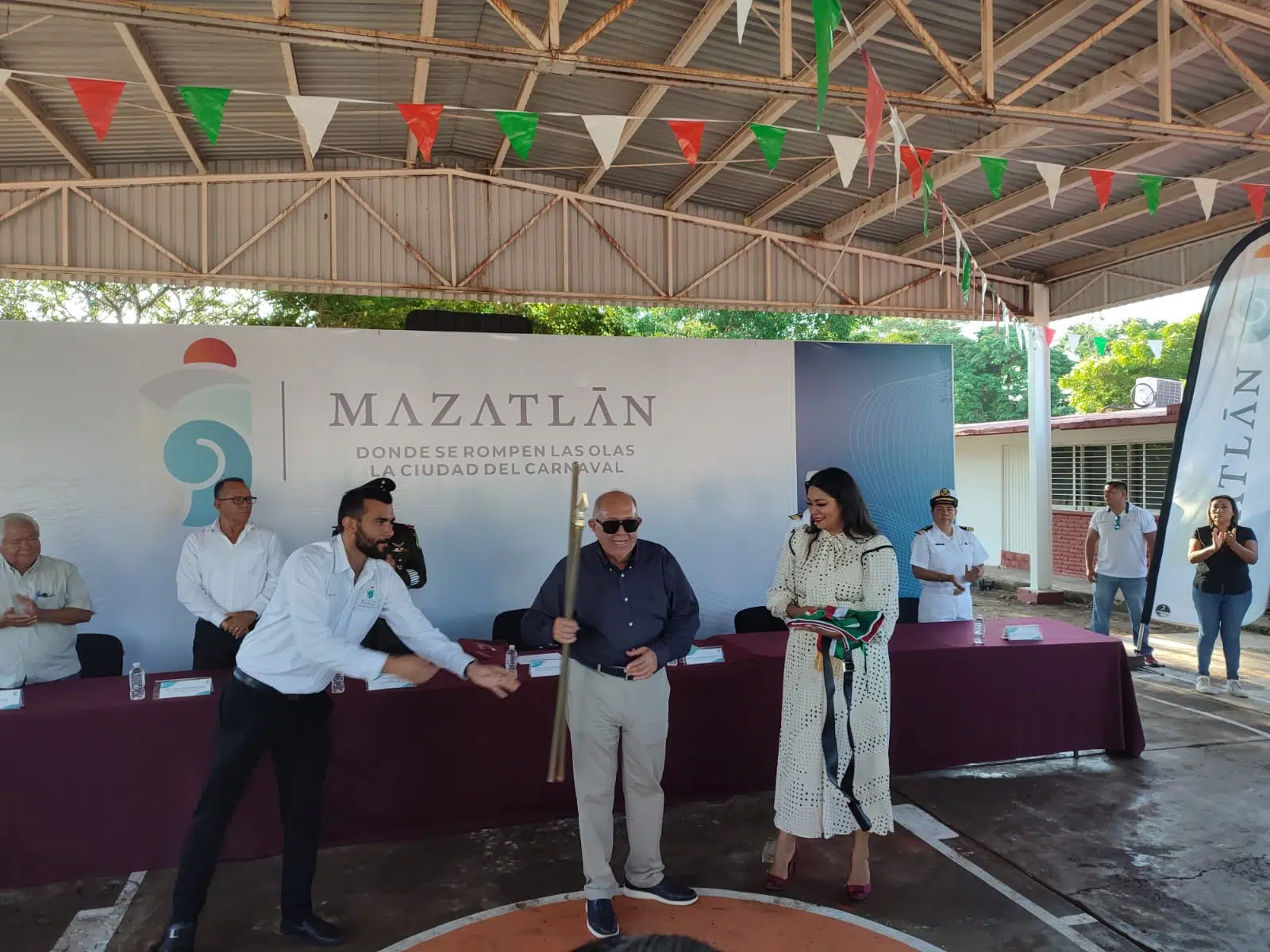 Entregan apoyos en escuela de Mazatlán