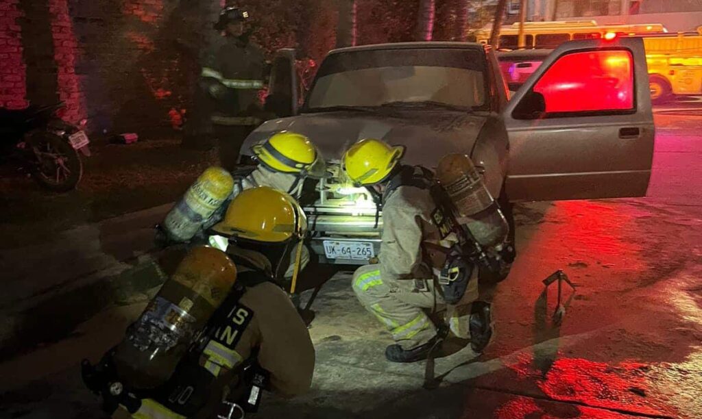 Incendio causa fuertes daños en camioneta; estaba estacionada al costado de un hotel en Mazatlán (2)