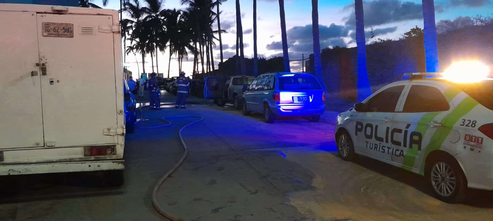 Incendio causa fuertes daños en camioneta; estaba estacionada al costado de un hotel en Mazatlán