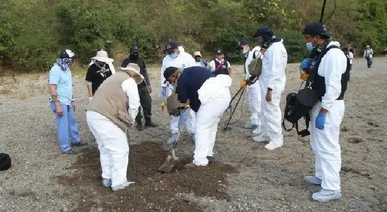 ¡En vísperas de Halloween! Localizan más de 40 bolsas con restos humanos en fosa clandestina en Irapuato