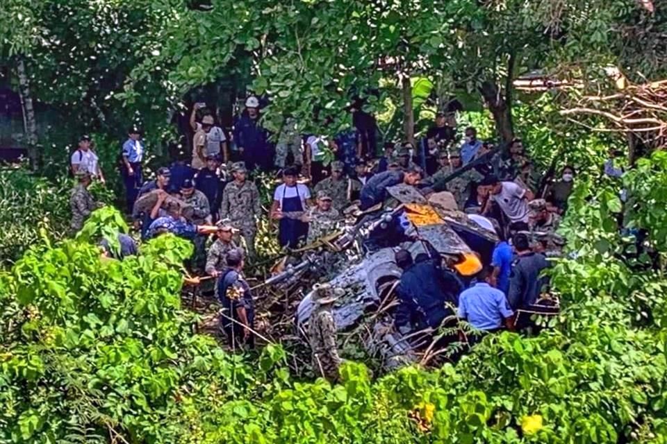 Lamenta López Obrador muerte de tres marinos tras desplome de helicóptero