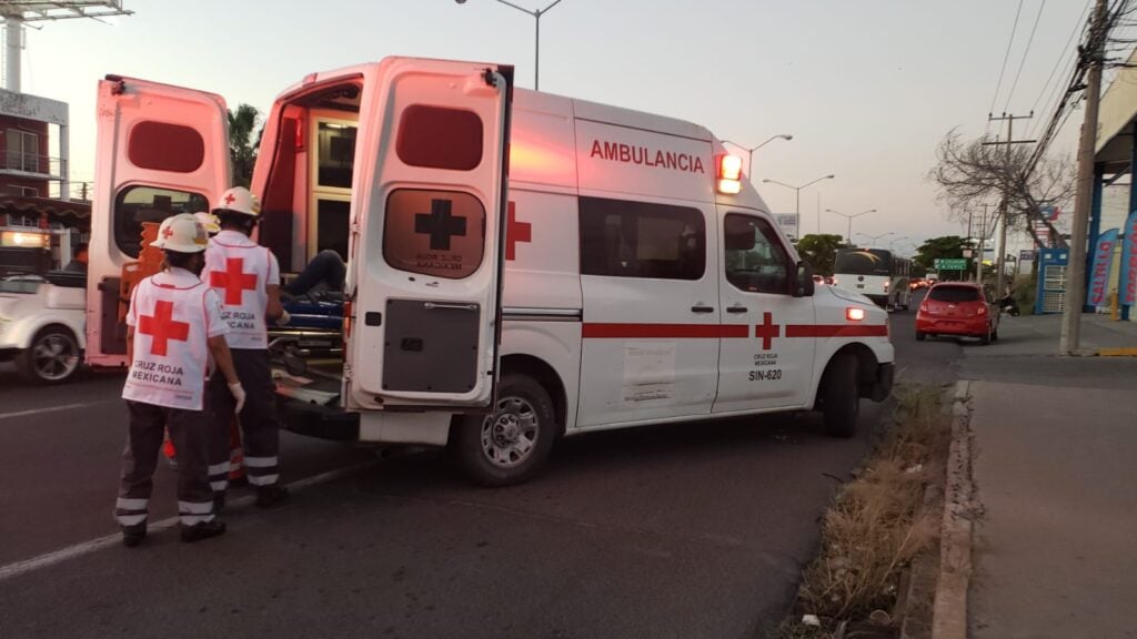 ¡Percance en Mazatlán! Motociclista termina en el hospital tras ser embestido por automovilista