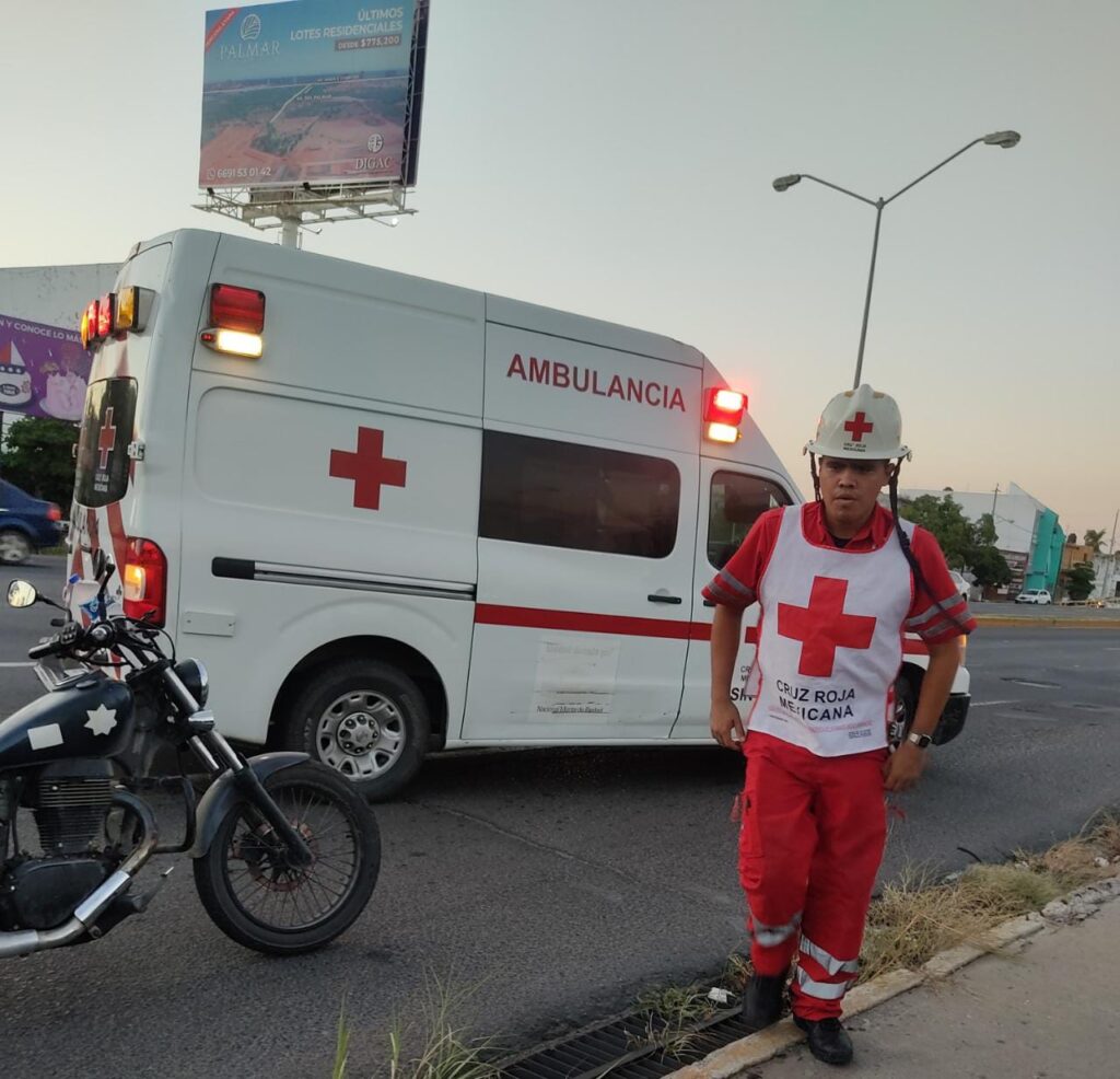 ¡Percance en Mazatlán! Motociclista termina en el hospital tras ser embestido por automovilista