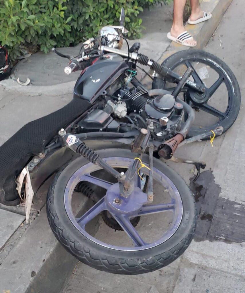 ¡Percance en Mazatlán! Motociclista termina en el hospital tras ser embestido por automovilista