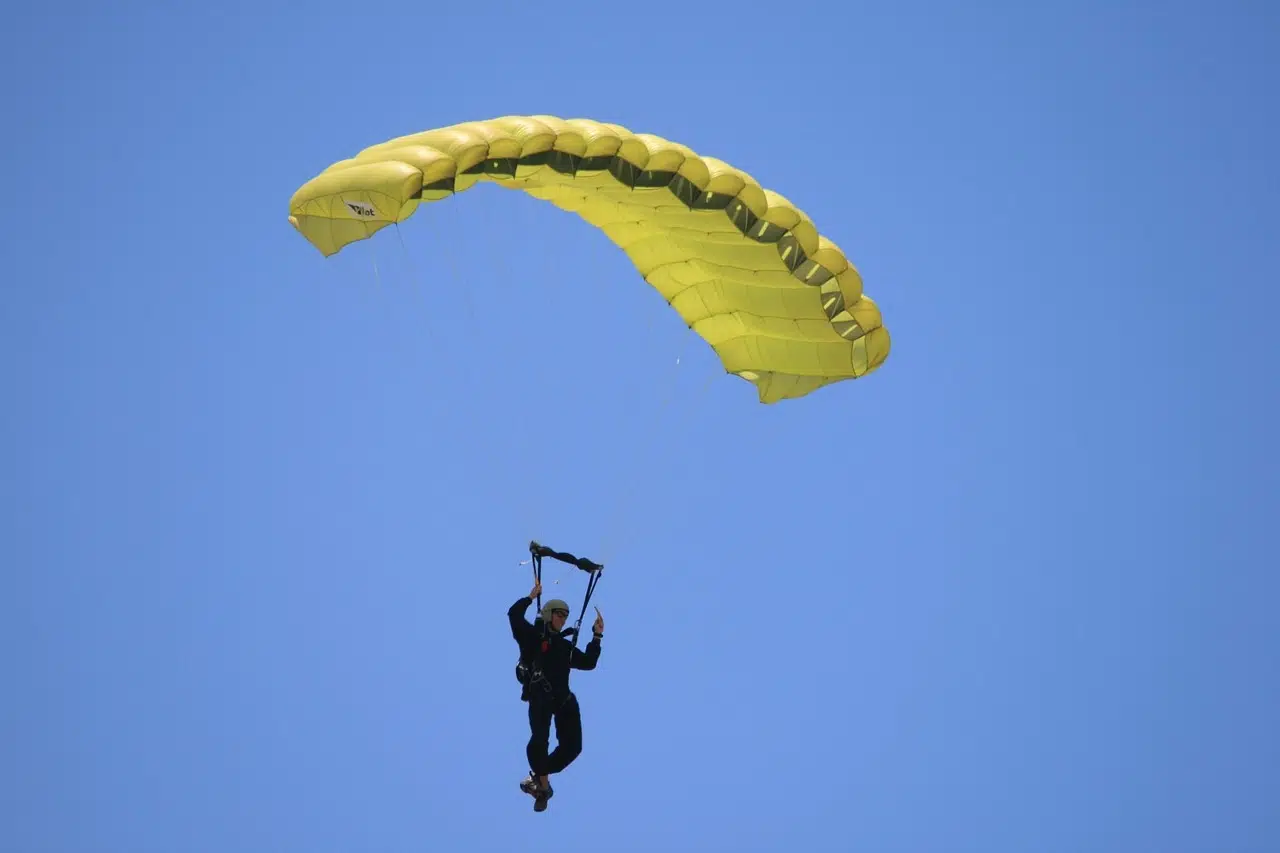 Muere paracaidista en pleno partido de futbol de estudiantes de secundaria