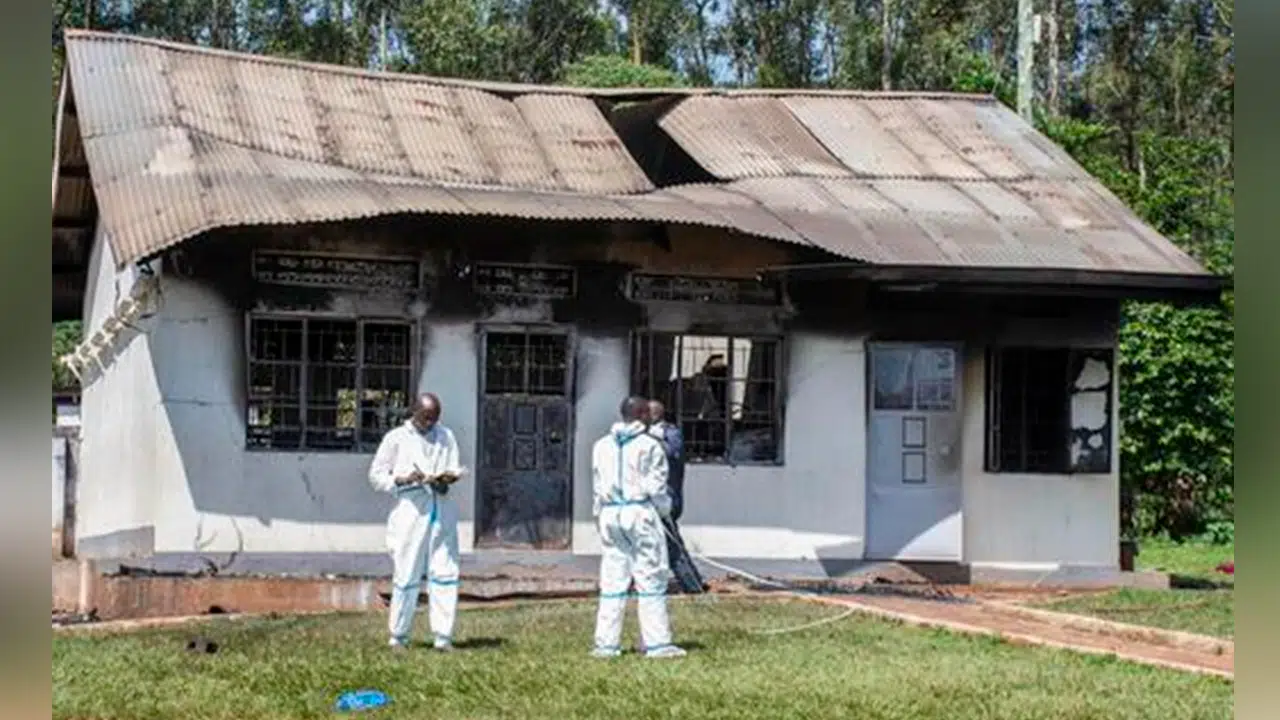 Mueren 11 menores tras incendio en escuela para invidentes en Uganda