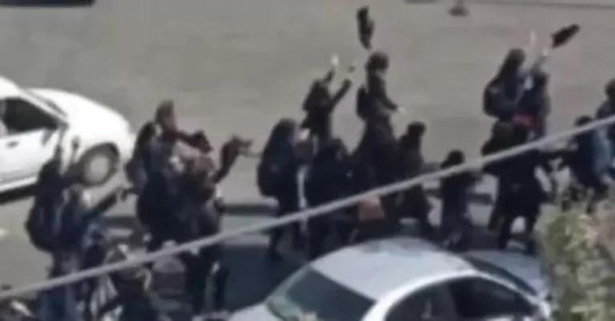 Niñas protestan en Irán