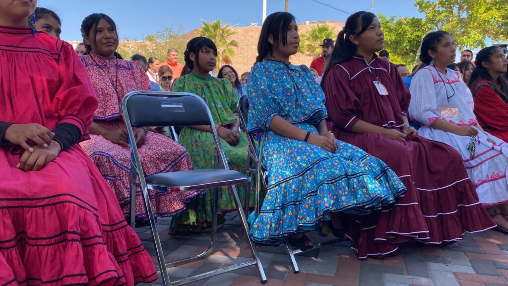 Niñas tarahumaras conocen el Mar ¡por primera vez! Autoridades de Ahome las reciben con cariño (2)