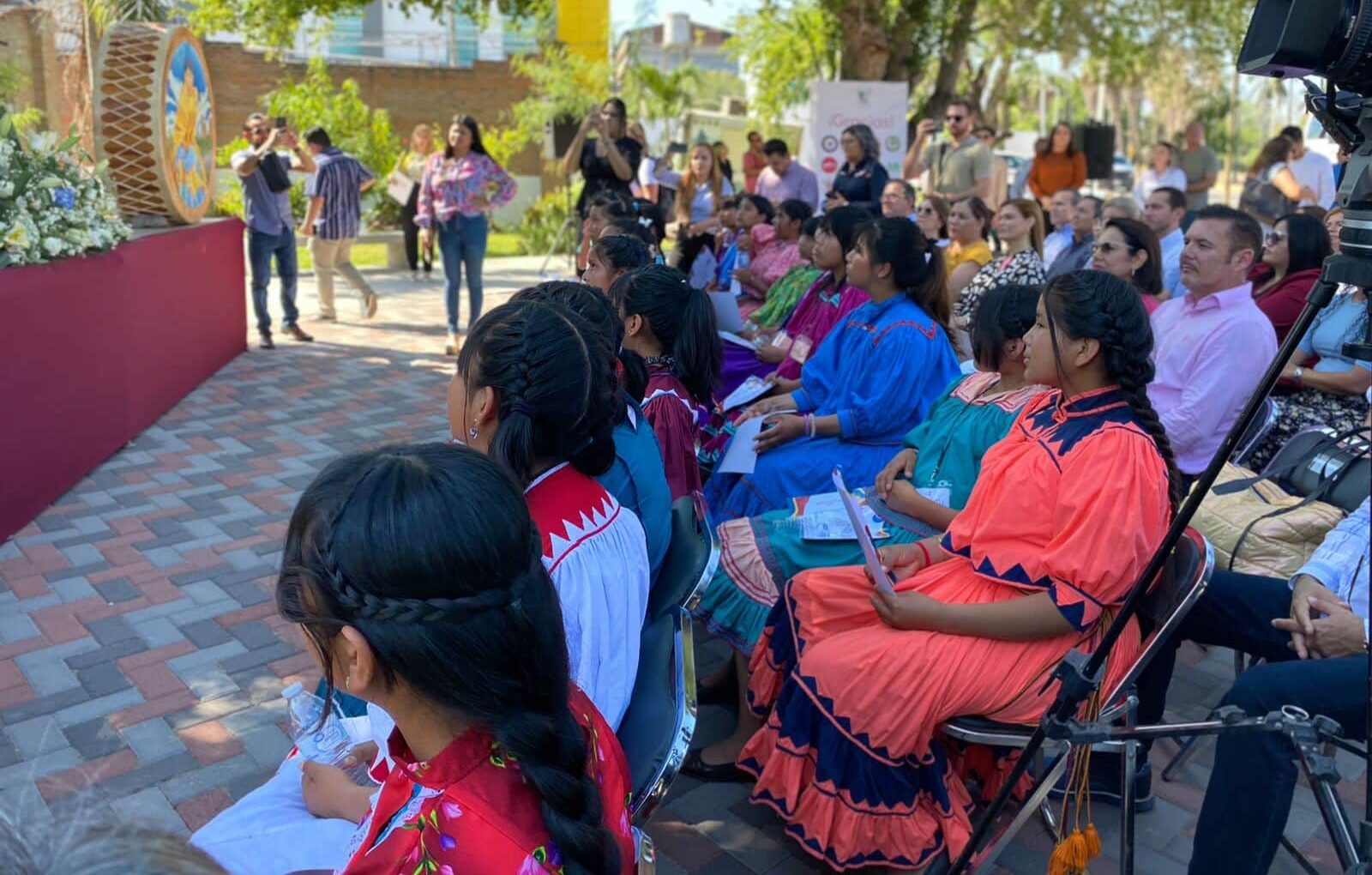 Niñas tarahumaras conocen el Mar ¡por primera vez! Autoridades de Ahome las reciben con cariño