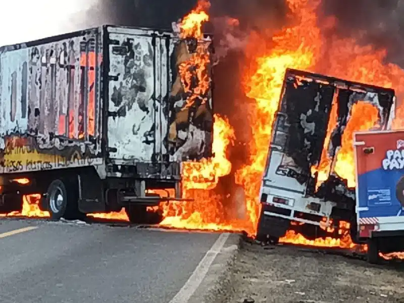 Normalistas incendian unidades Michoacán