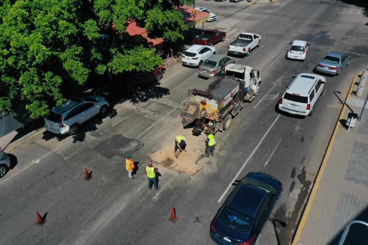 Obras de bacheo por las calles de Culiacán