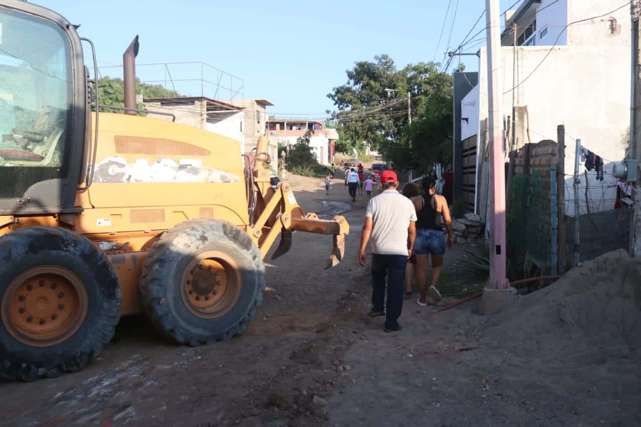 Arranca obra de pavimentación en colonia Universo de Mazatlán; vecinos están que no se la creen