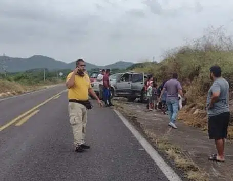 Percance vial sobre la Carretera México 15 en Escuinapa deja cuatro lesionados