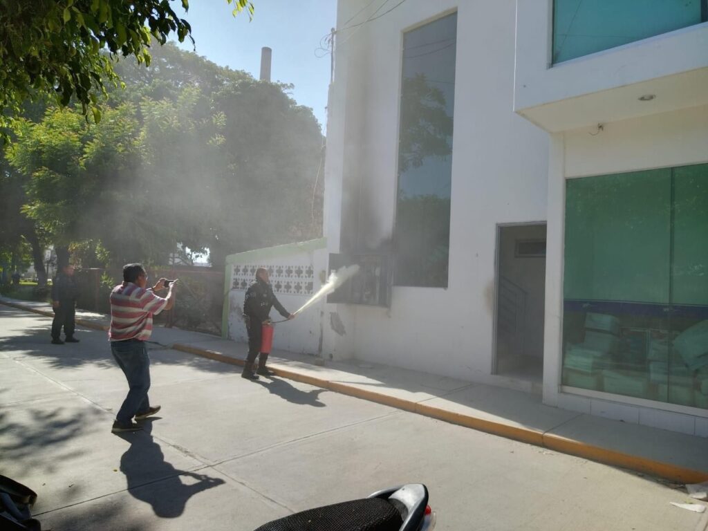 Policías municipales sofocan incendio de institución bancaria en Eldorado