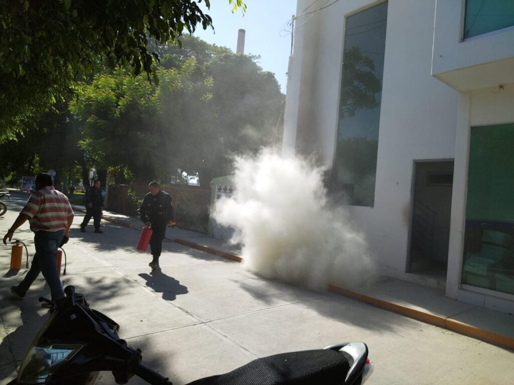 Policías municipales sofocan incendio de institución bancaria en Eldorado