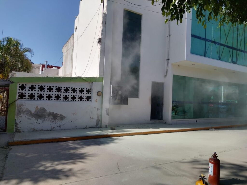 Policías municipales sofocan incendio de institución bancaria en Eldorado