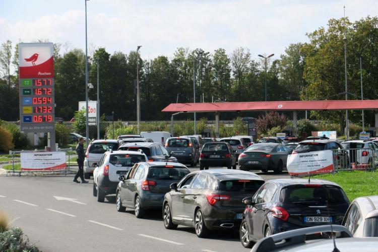Por huelgas de trabajadores, reportan escasez de gasolina en Francia