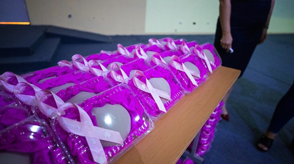 Reciben prótesis mamarias mujeres que luchan contra el cáncer