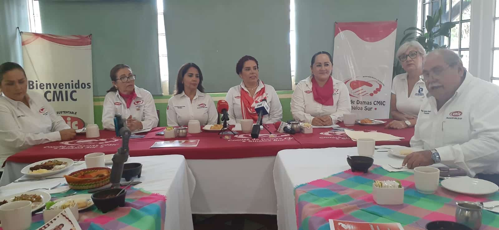 Regala Comité de Damas de la CMIC 300 lentes a niños y adolescentes