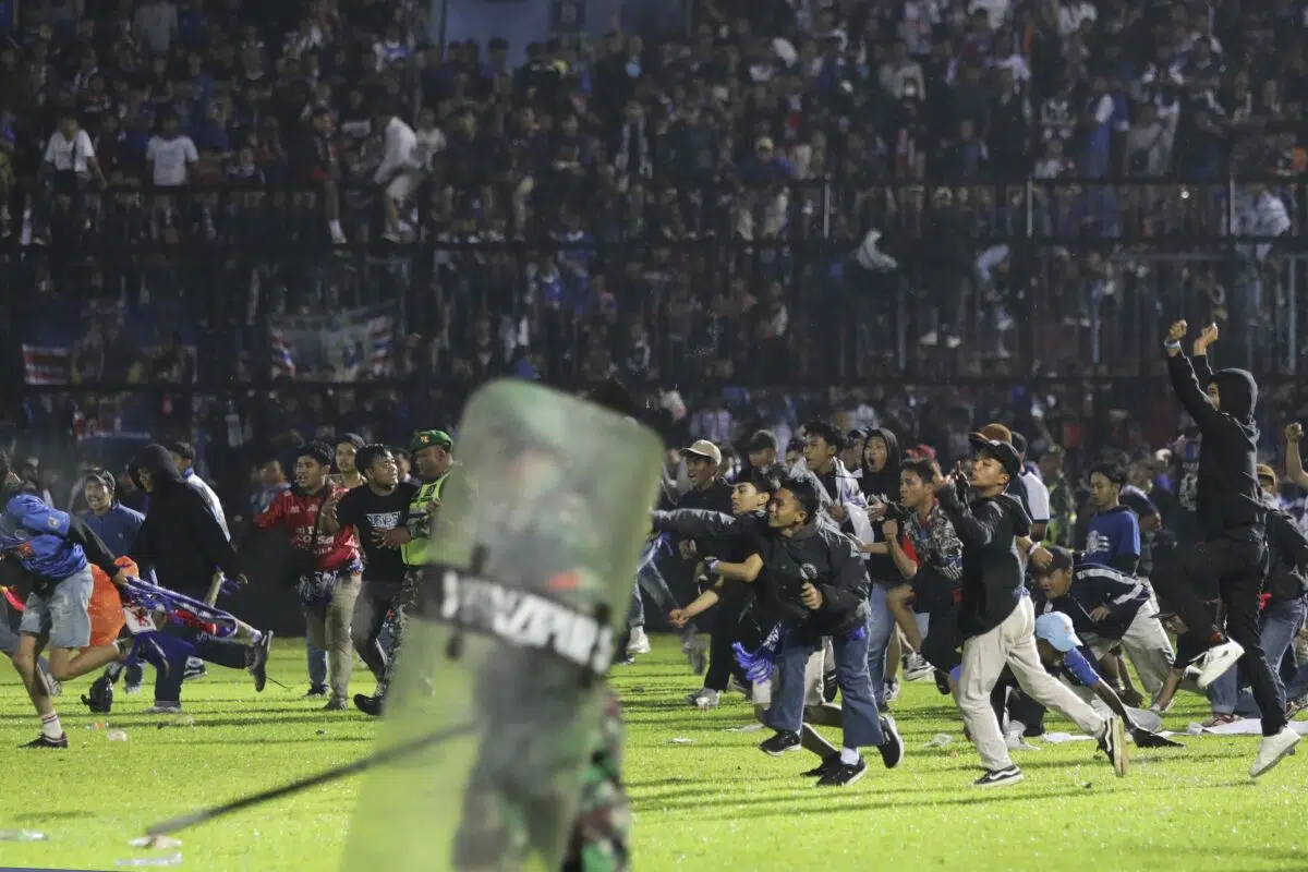 Reportan 129 muertos en pelea campal durante partido de futbol