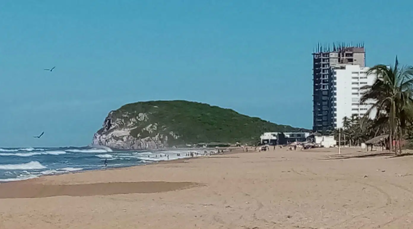 Rescatan salvavidas a dos turistas originarios de Zacatecas en Playas de Mazatlán