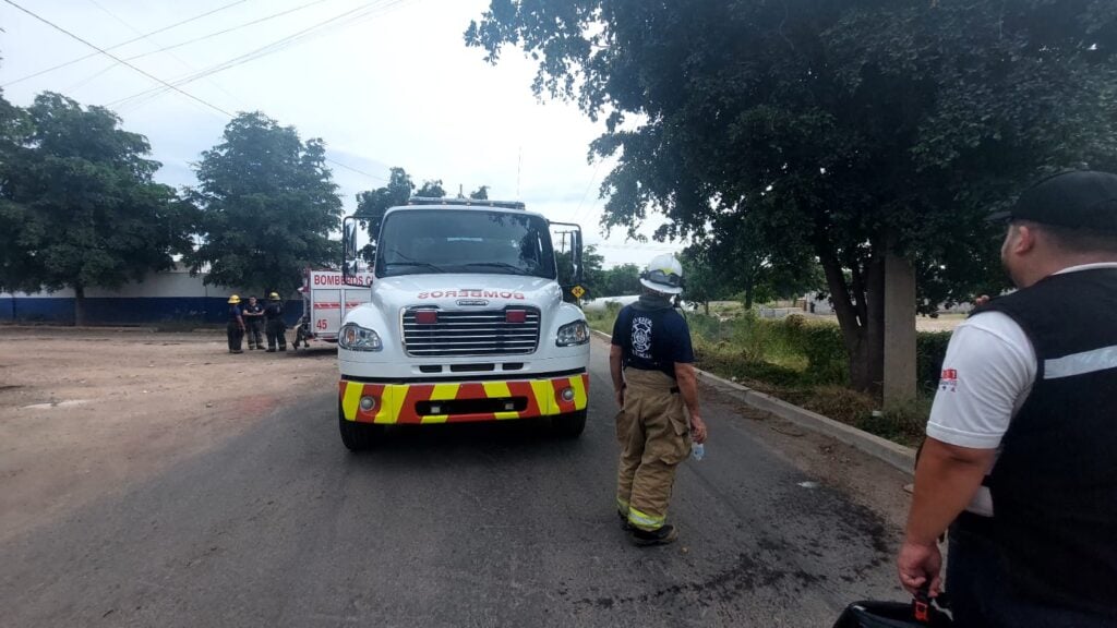 Rescatistas supervisan maniobras de rescate de pipa en la colonia Juntas del Humaya en Culiacán