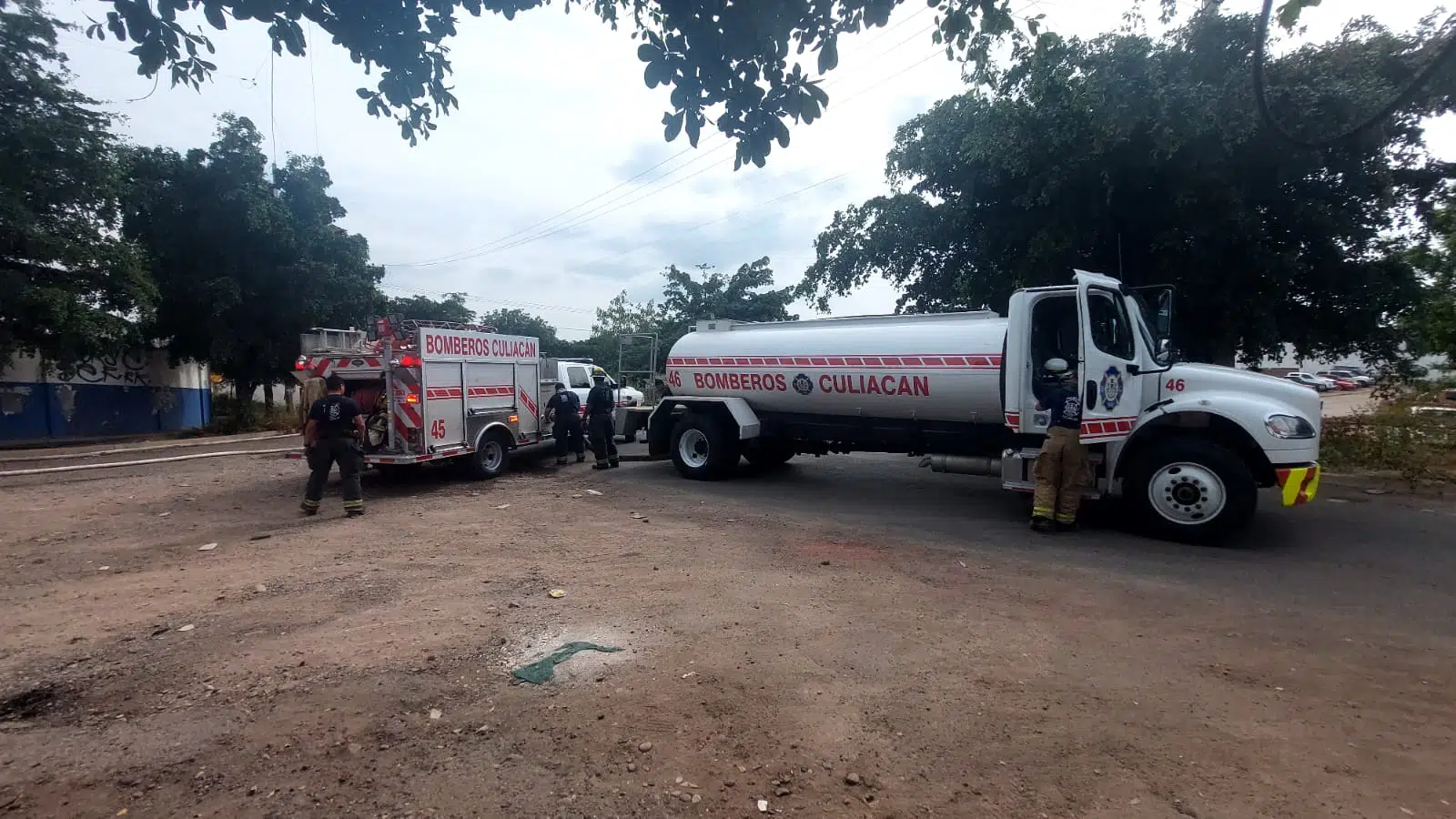 Rescatistas supervisan maniobras de rescate de pipa en la colonia Juntas del Humaya en Culiacán