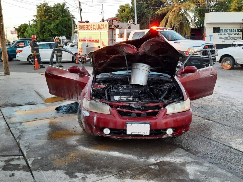 Se incendia motor de vehículo frente a una gasolinera en Culiacán
