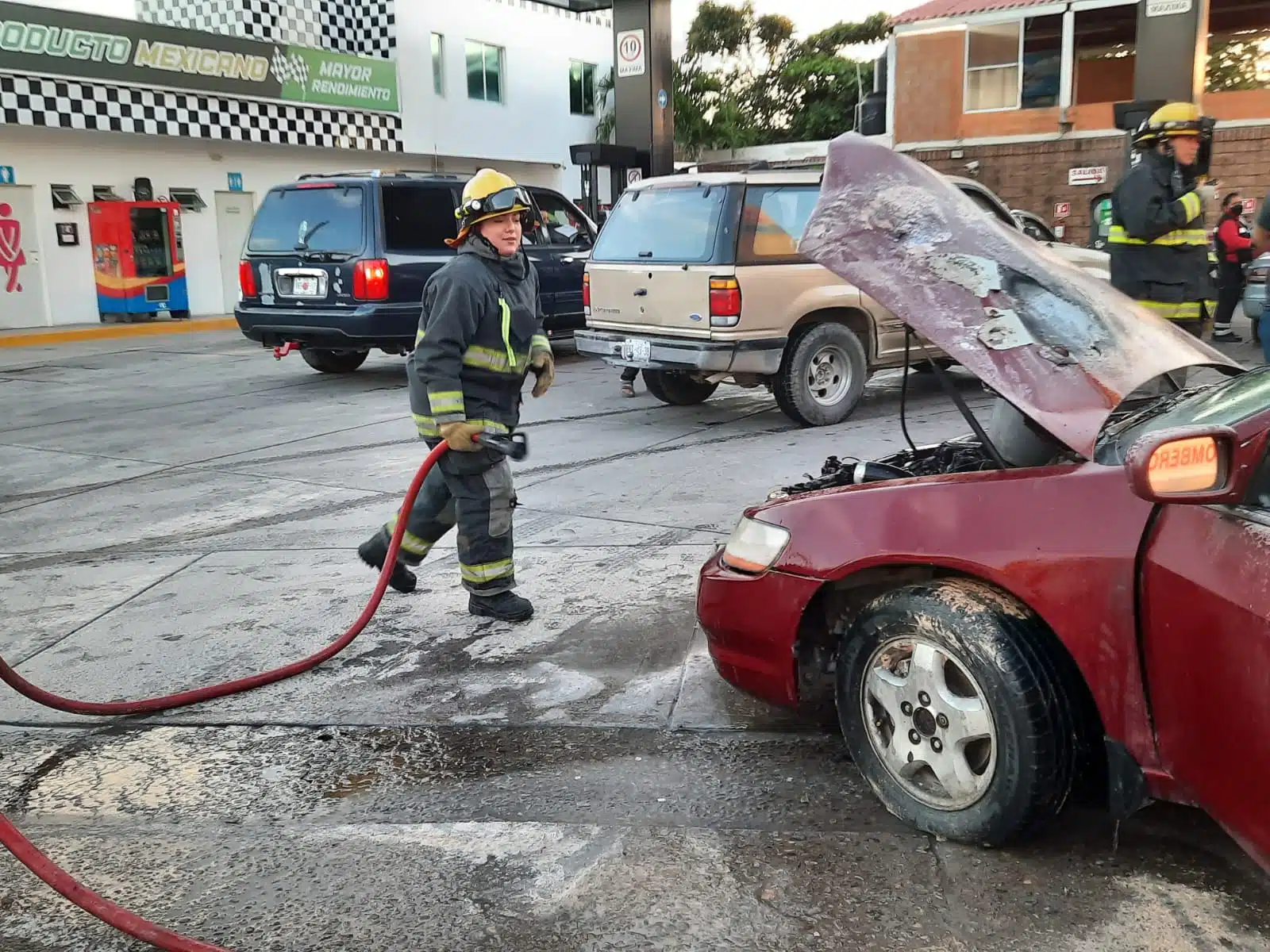 Se incendia motor de vehículo frente a una gasolinera en Culiacán (2)