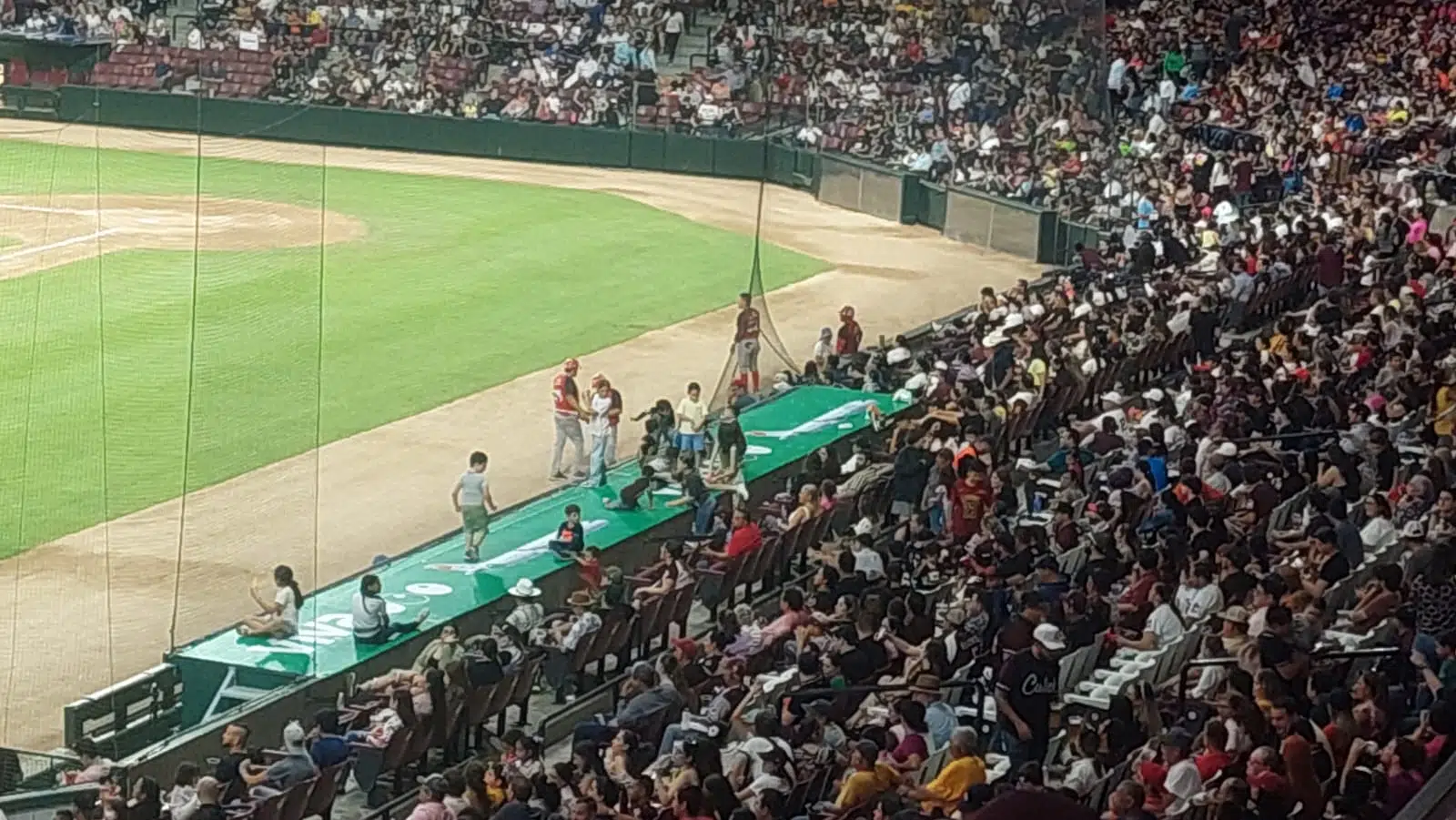 VIDEO: Sin medir el peligro... ¿Qué pasó en el Estadio de Tomateros de Culiacán?