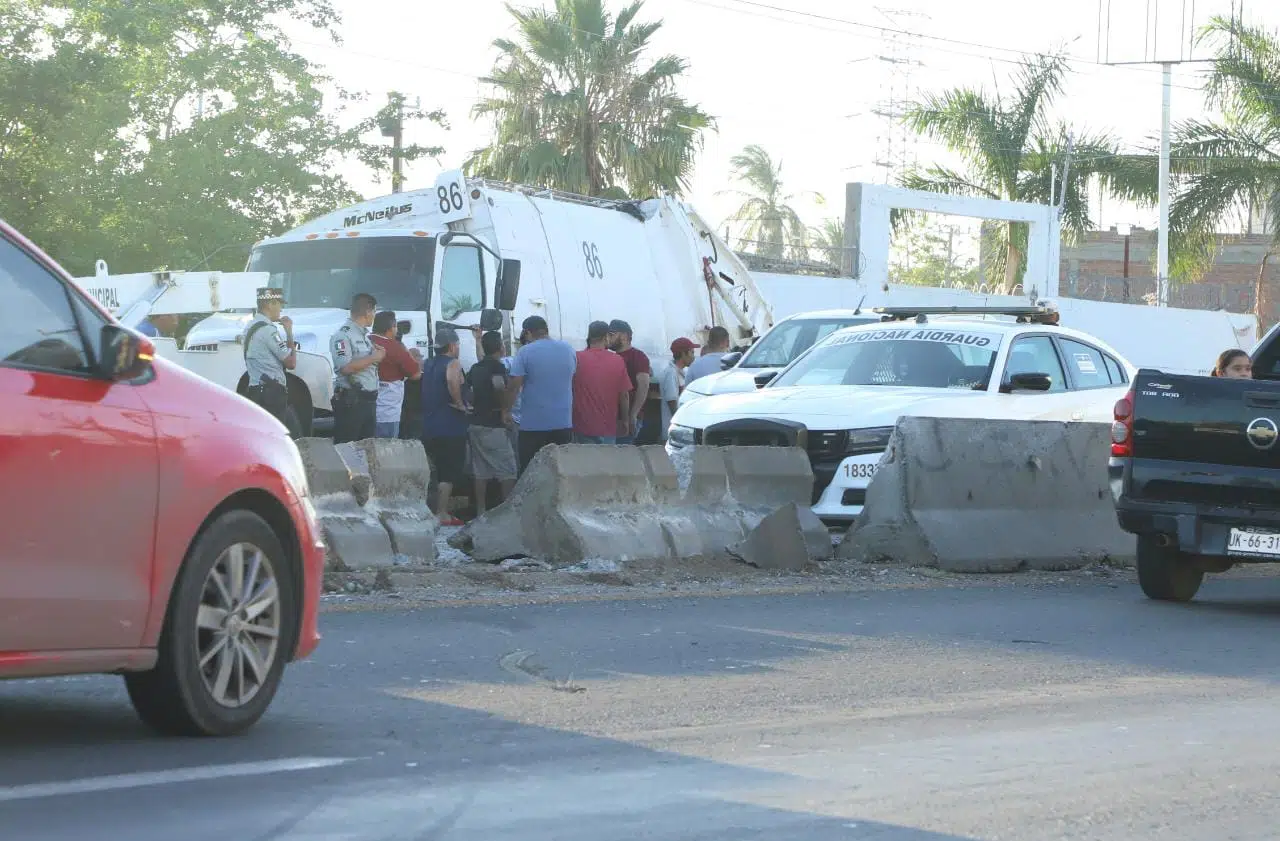 ¡Fuera de control! Camión recolector de basura ocasiona accidente en Mazatlán
