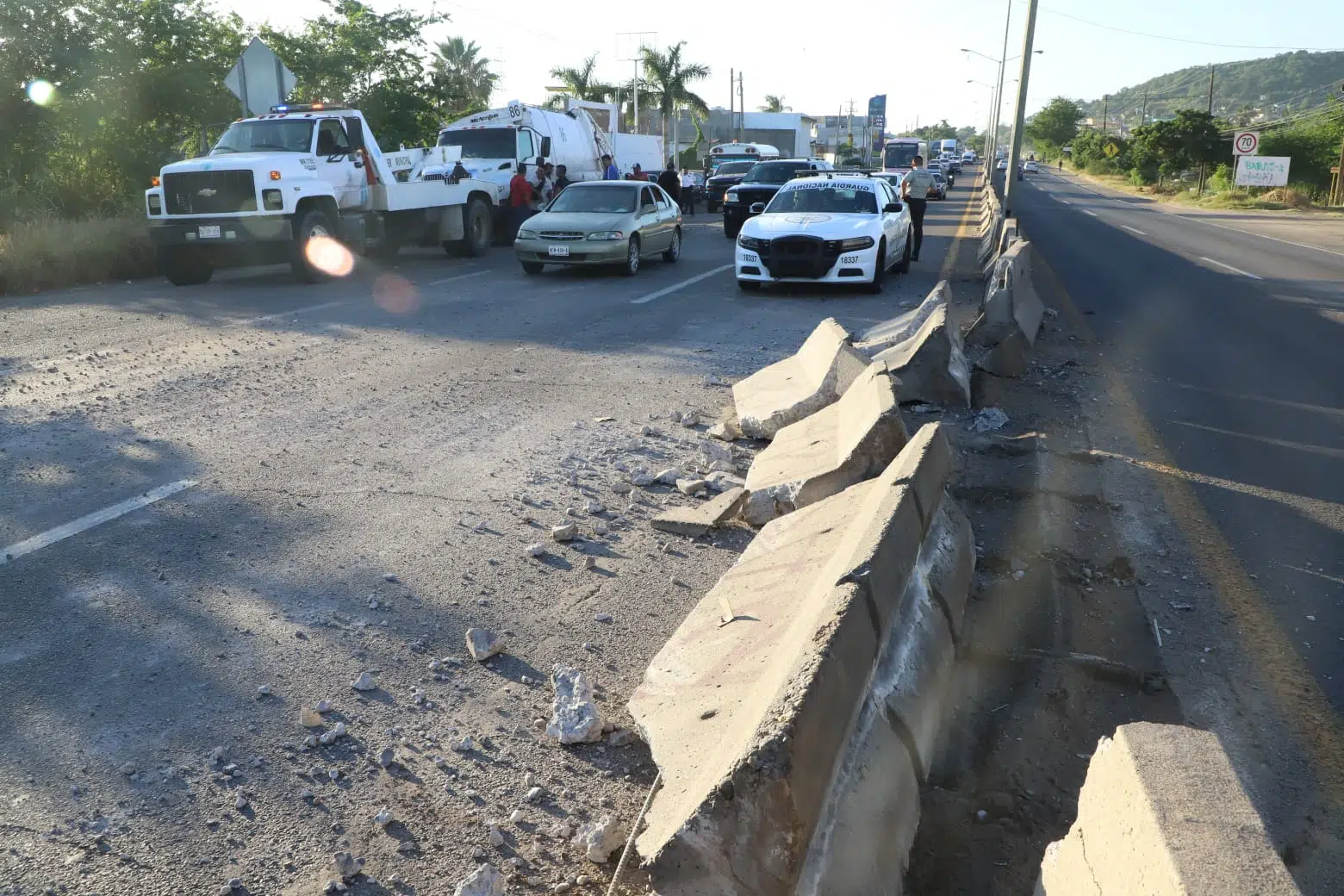 ¡Fuera de control! Camión recolector de basura ocasiona accidente en Mazatlán