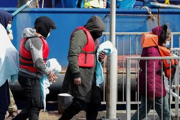 Sujeto lanza bombas molotov a centro de migrantes en Inglaterra