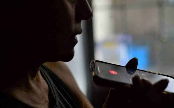 Tematica mujer hablando por telefono, extorssiones telefonicas