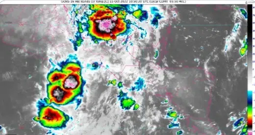 Tormenta tropical Karl, estacionada esta noche en Cabo Rojo, Veracruz