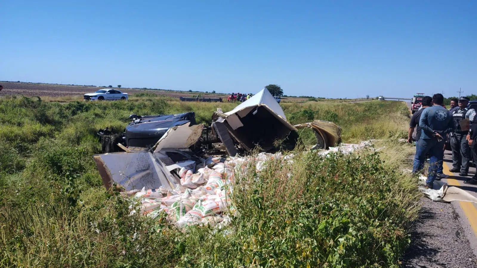 ¡Iba para Michoacán! Tráiler cargado con maíz, vuelca en la carretera Mazatlán-Culiacán