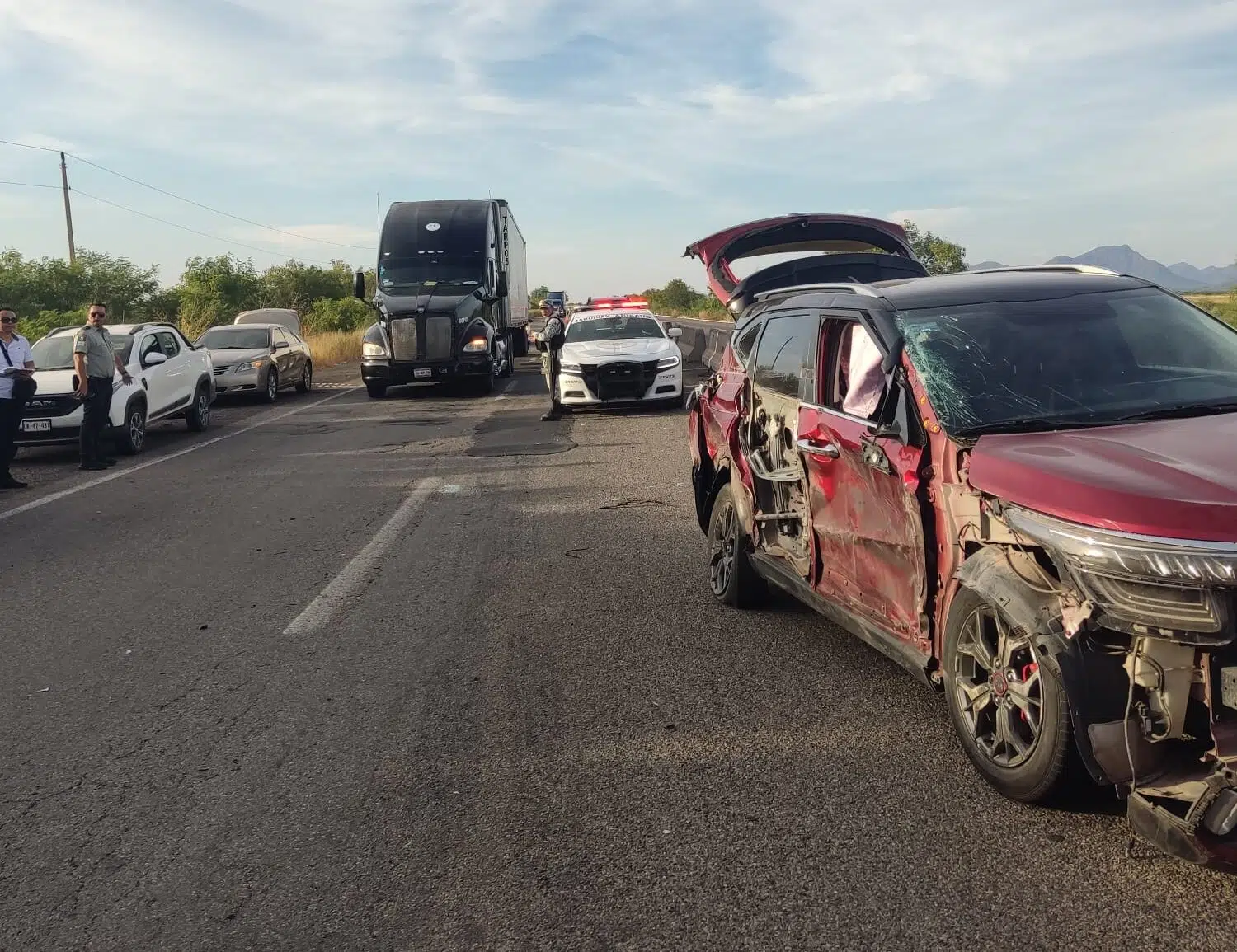Tráiler impactó por un costado a camioneta en La Costera; mujer sufre lesiones menores