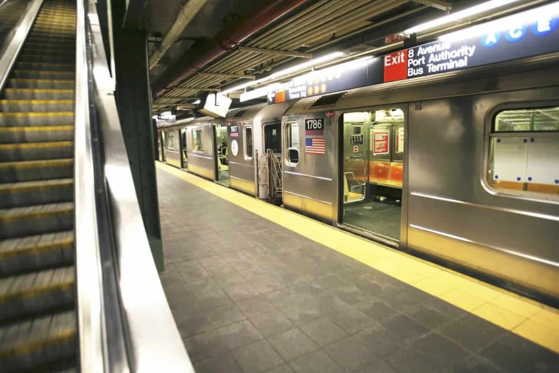 Tras fuerte riña, hombre pierde la vida en metro de Nueva York