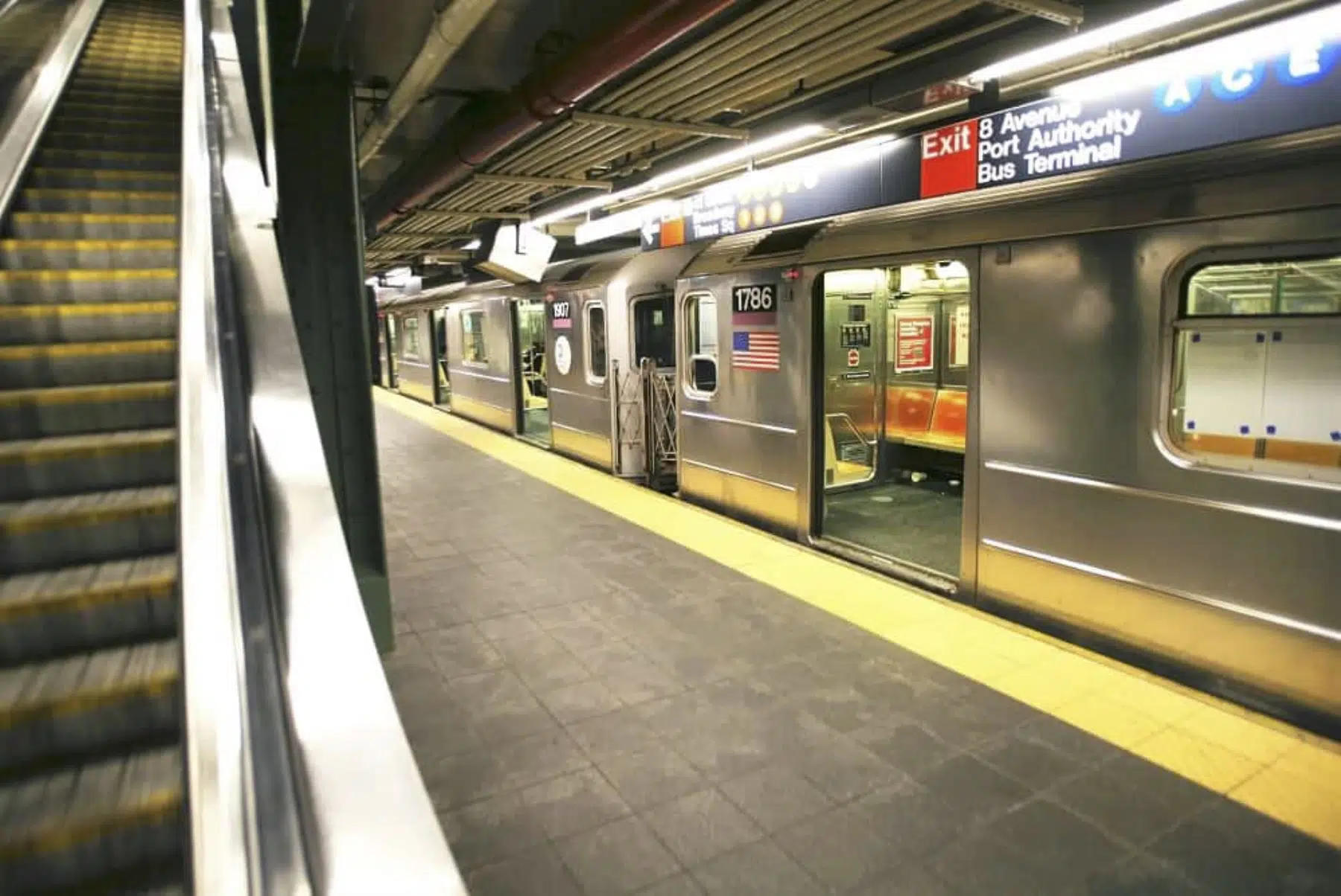 Tras fuerte riña, hombre pierde la vida en metro de Nueva York