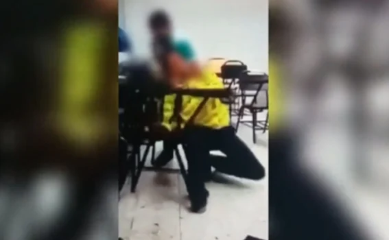 VIDEO: Alumno de Conalep intenta estrangular a su compañero en el salón; ha sido denunciado
