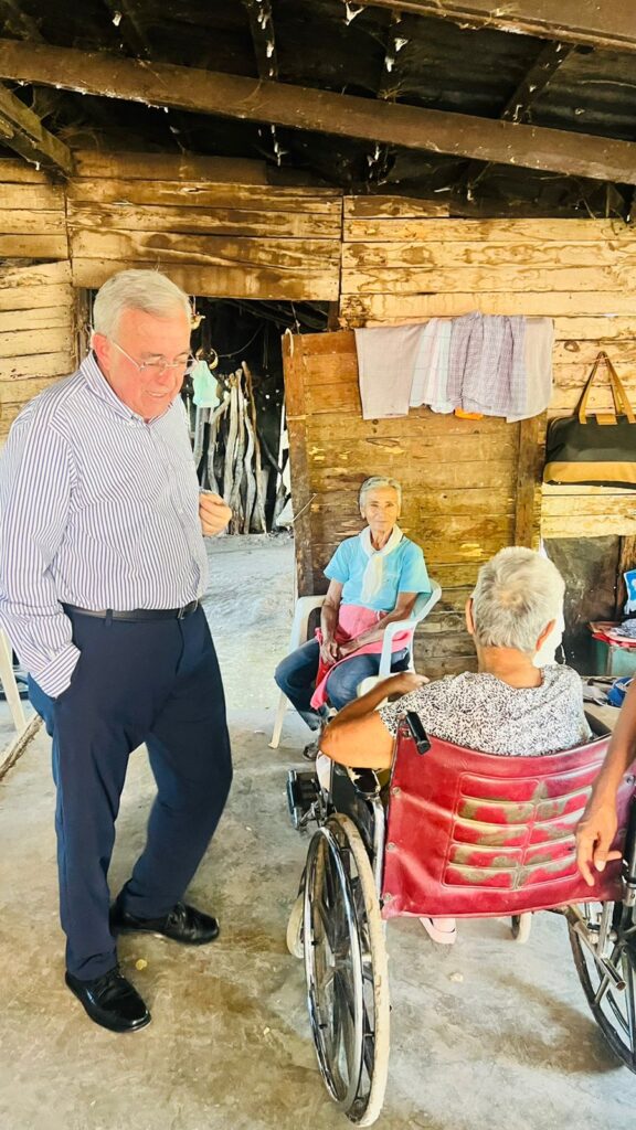 Visitó Rocha a familia de María de Jesús en El Taballal 