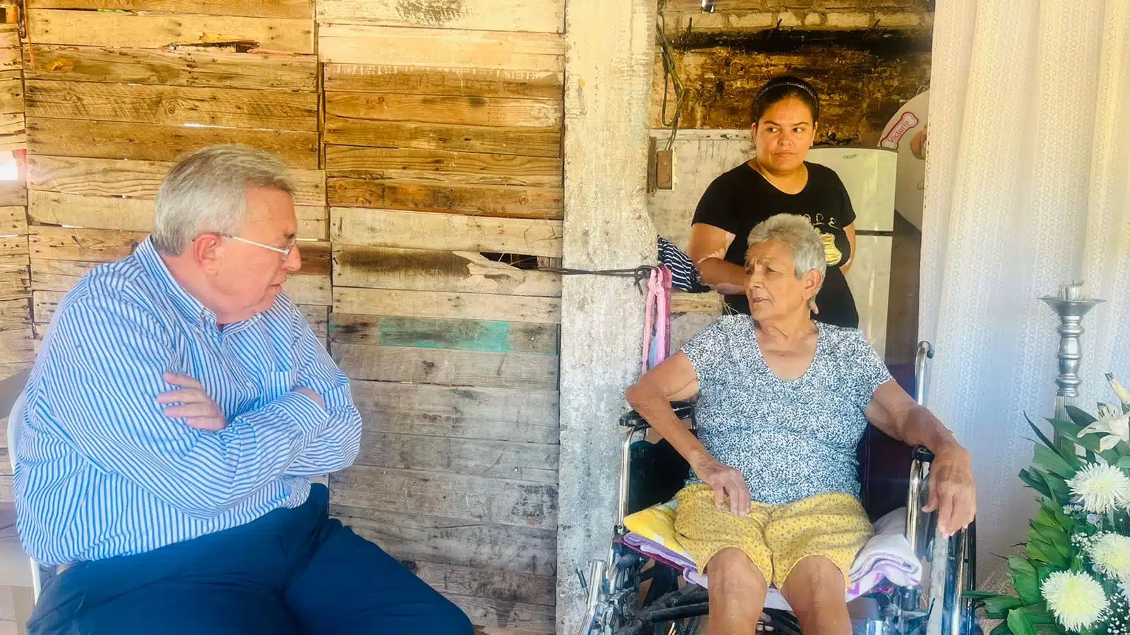 Visitó Rocha a familia de María de Jesús en El Taballal