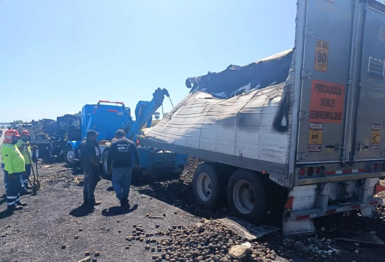 Vuelca trailer en la maxipista Culiacán Mazatlán
