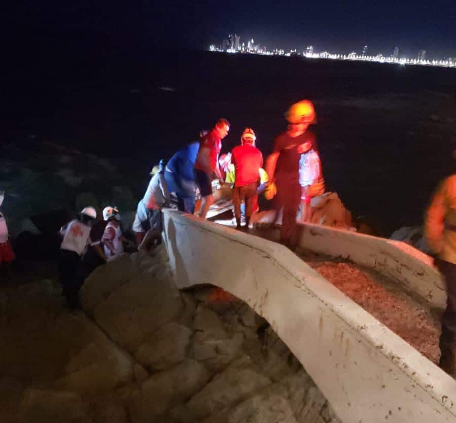 Cuerpos de emergencia rescatan a un hombre de la zona rocosa en el puerto de Mazatlán