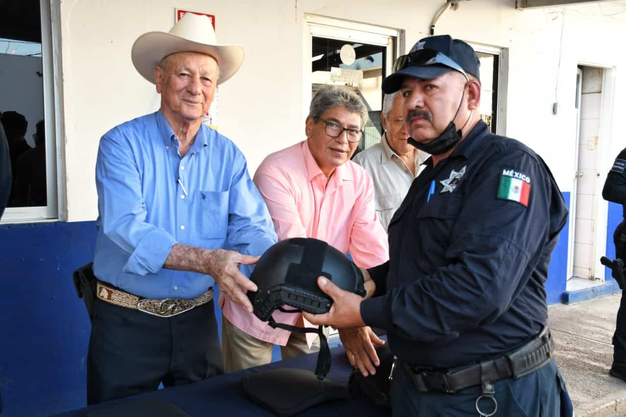 Equipan a policías en Angostura