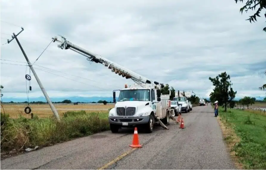 Restablece CFE servicio eléctrico al 57% de los usuarios afectados por "Orlene"