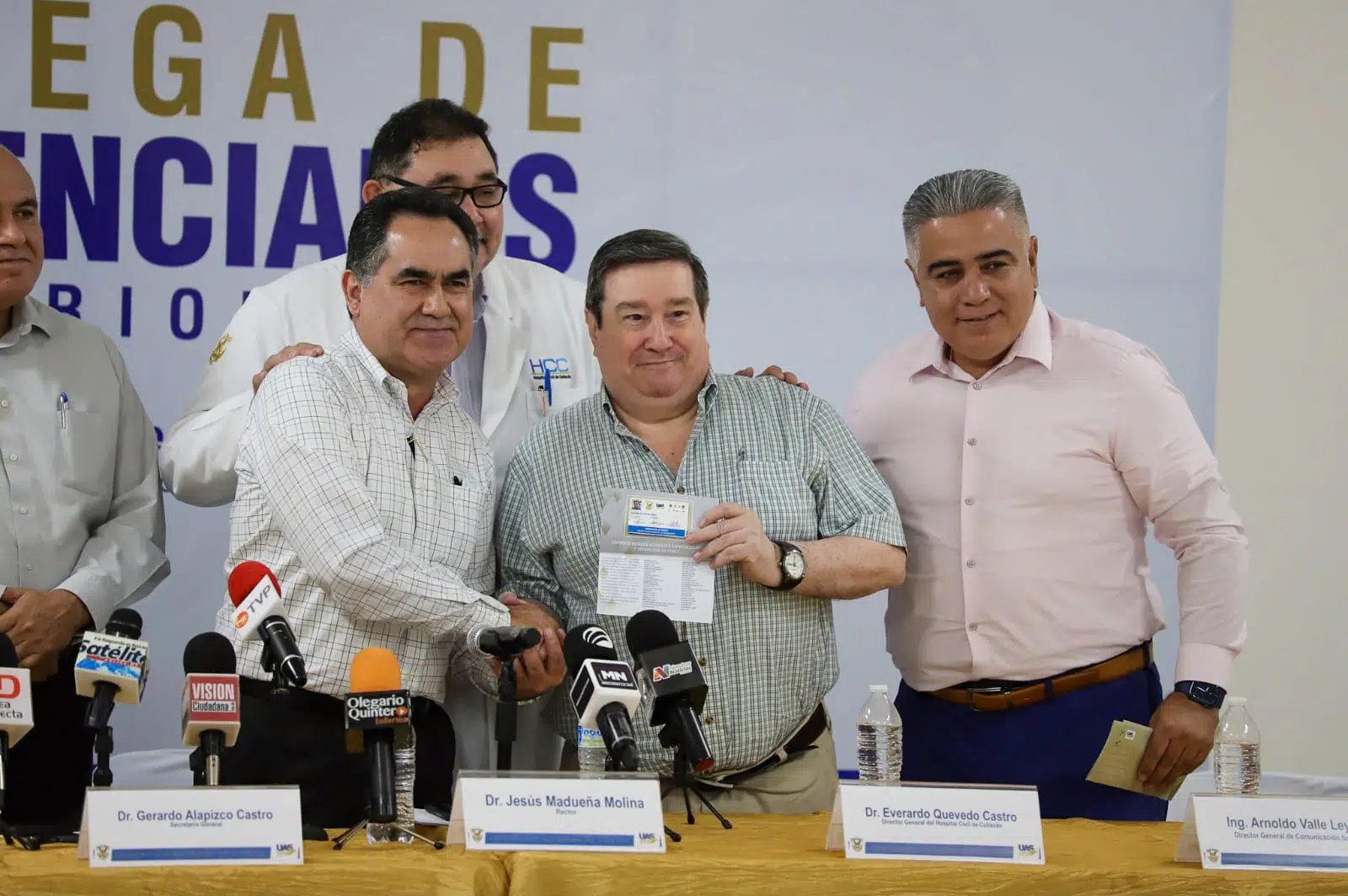 Entrega UAS credenciales para servicios médicos