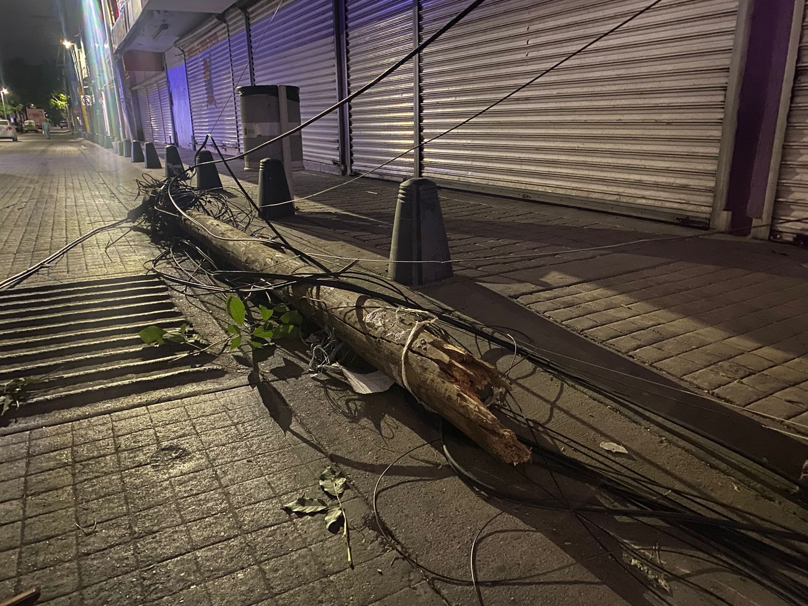 Calles cerradas y daños materiales deja tractocamión a su paso en el centro de Culiacán