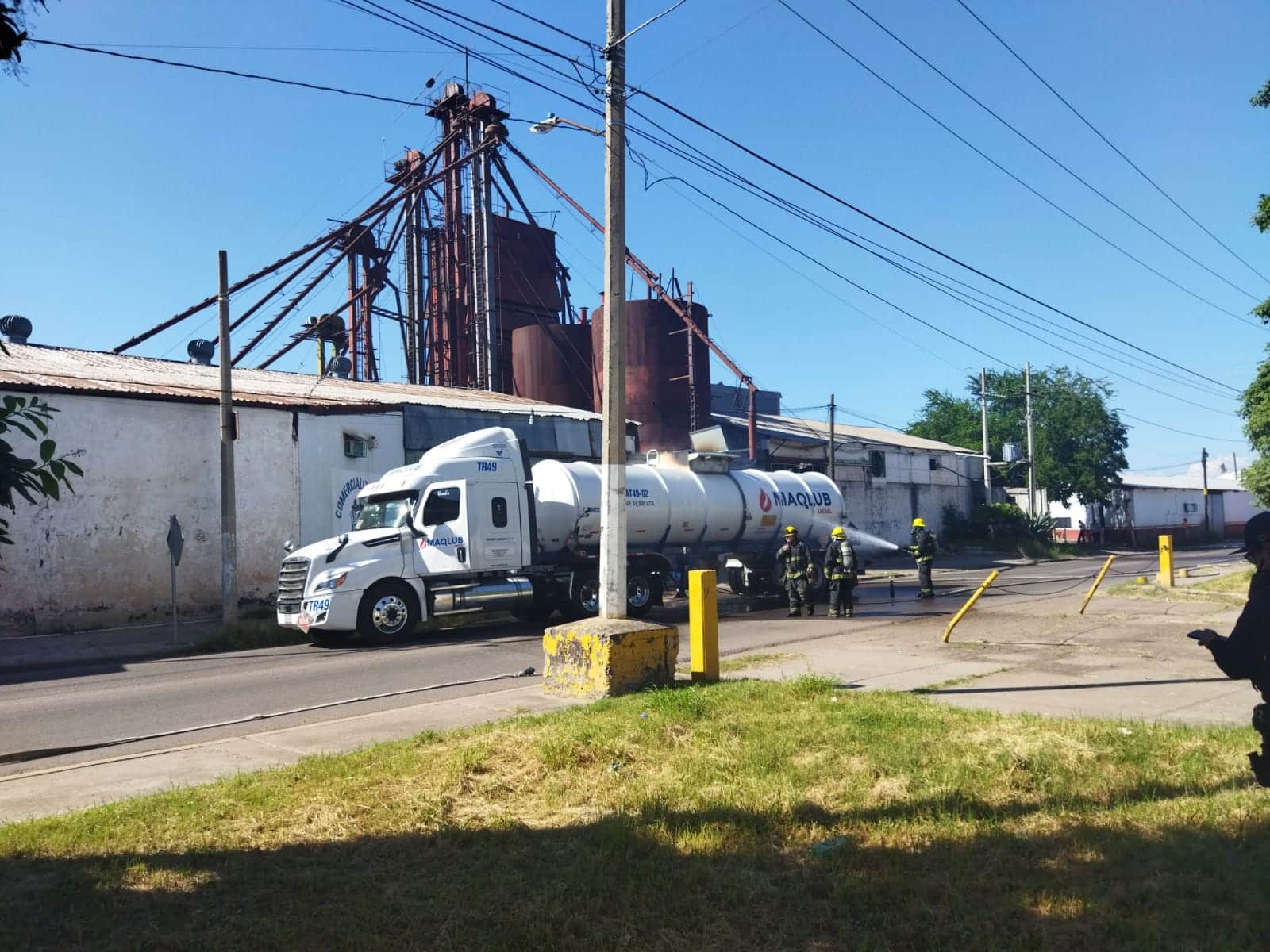 Se incendia pipa al salir de gasollinera en Culiacán