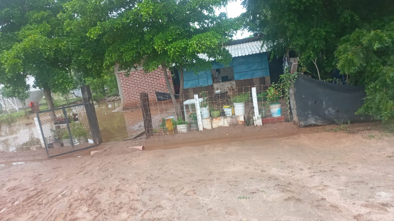 Entregan 74 apoyos a familias afectadas por inundaciones